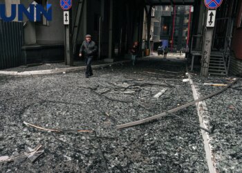 Російська атака пошкодила Cosmo Multimall і медцентр у Києві – фоторепортаж
