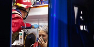 У Вінниці російський дрон атакував житловий будинок: рятувальники розбирають завали