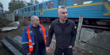 У Києві російська ракета влучила в Південний міст – частково зупинили метро та змінили рух автобусів
