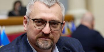 Нардепи з усіх фракцій вимагають від прем’єра Корецького скасувати плани створення Коордцентру з бронювання – Федієнко