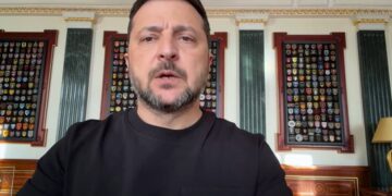 Россия ударила по Южному мосту и многоэтажке в Киеве: Зеленский указал, на чем держатся ее дроны