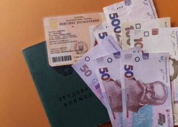 Пенсионерам в октябре добавят до 570 гривен: кому ПФУ начислит доплату без заявления