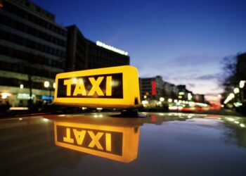 Понад 1300 грн за поїздку: у Києві злетіли ціни на таксі через збої в роботі транспорту