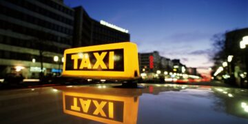 Понад 1300 грн за поїздку: у Києві злетіли ціни на таксі через збої в роботі транспорту
