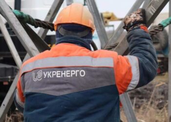 Свет отключают, хотя мощности хватает: в Укрэнерго назвали три причины