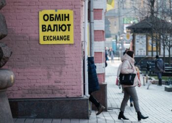 Банки й обмінники оновили курси валют: скільки коштують долар і євро